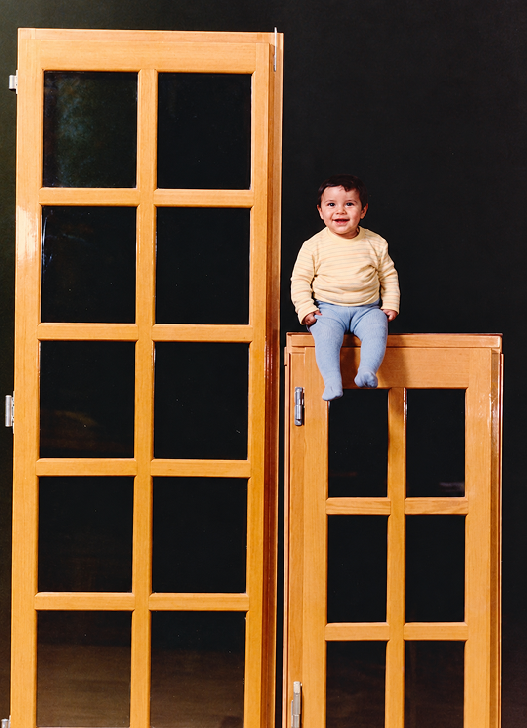 Nicola Di Ruccio da bambino tra le porte della falegnameria